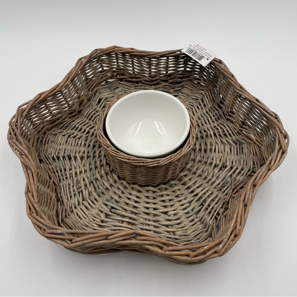 NWT Rattan Star-Shaped Chip and Dip Platter - Picture 3 of 14